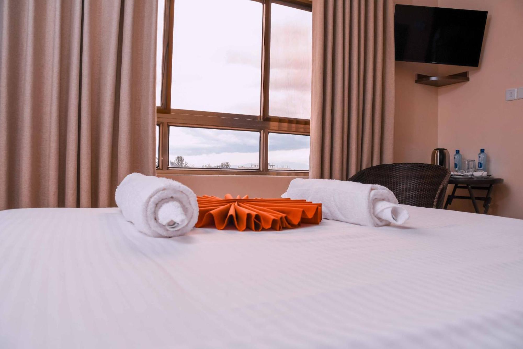 Buraha Zenoni Hotel And Resort Nakuru Ngoại thất bức ảnh
